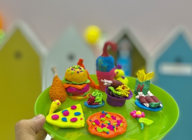 Hoạt động ngoài giờ "Nhập vai Đầu bếp Nhí" thử tài nấu ăn bằng đất sét Play-Doh